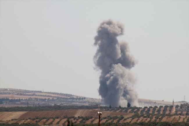 Suriye'nin İdlib ve Hama illerinde hava saldırıları sürüyor